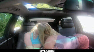 Tinédzser fiatal leányzó a fullos szöszi milf barátnőjét nyalja a kocsiban.