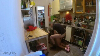 Olasz házaspár a konyhában dug amikor a férje nincs otthon - Erocenter.hu