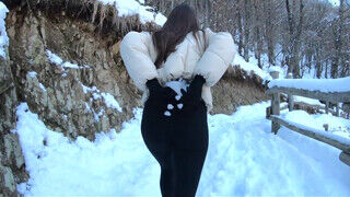 Szexi pici fiatal fiatalasszony amatőr kamatyolása télen az erdőben - Erocenter.hu