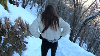 Szexi pici fiatal fiatalasszony amatőr kamatyolása télen az erdőben - Erocenter.hu