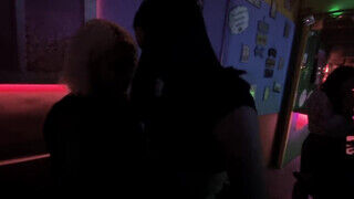 Tinédzser amatőr lesbi csajok egymásnak esnek a pub mosdójában - Erocenter.hu