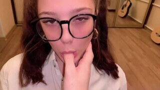 18 éves szemüveges amatőr sulis kishölgy és a orbitális kuki - Erocenter.hu