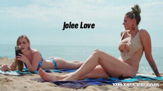 Jolee Loveot a gigászi cicis milfet, a strandon szedik fel egy kicsike fenék lyukba baszásra - Erocenter.hu