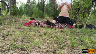 Tinédzser amatőr fiatal pár az erdőben hancúrozik - Erocenter.hu
