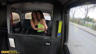 Dél Amerikai tinédzser szexfüggő csajok Ginebra Bellucci és Anastasia Brokelyn kufirconlak a taxiban - Erocenter.hu