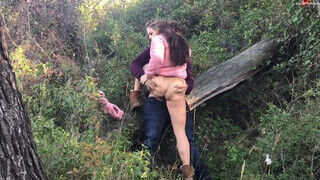 Tinédzser amatőr tinédzser pár megkívánta egymást az erdőben és egy jót dugtak. - Erocenter.hu