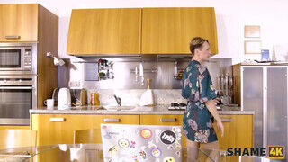 A szomszéd nőt reszeli a tinédzser it-s fickó a konyhában - Erocenter.hu