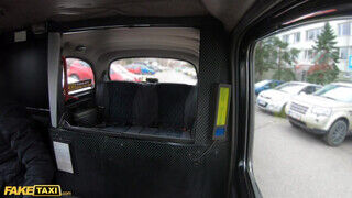 Gina Varney a világos szőke tinédzser szeretkezni akart a taxissal - Erocenter.hu