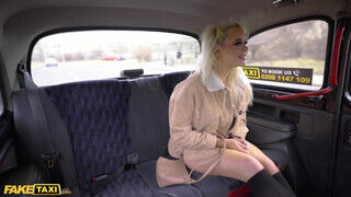 Gina Varney a világos szőke tinédzser szeretkezni akart a taxissal - Erocenter.hu