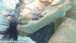 Gigantikus cickós dél amerikai milf kupakol a medencében