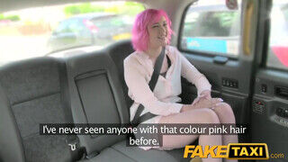 Misha Mayfair a pink hajú fiatal kiscsaj kinyalja a taxis valagát - Erocenter.hu