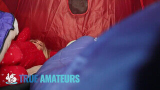 Lacey a szöszi kolosszális csöcsű tinédzser barinő sátorban kedveli kamatyolni - Erocenter.hu