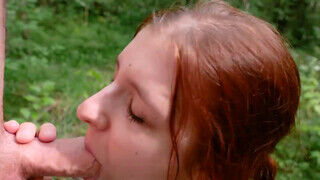 Vörös hajú fiatal kis csaj imádja ha a csávója az erdőben belehúgyozik a szájába - Erocenter.hu