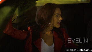 Evelin Stone a fekete bőrű hajú szőrös punás tinédzser kisasszony élvezi a méretes brét - Erocenter.hu