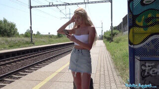 Marilyn Crystal a szuper kívánatos világos szőke tinédzser picsa vonatállomáson szeretkezik - Erocenter.hu