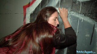 Jenna J Ross a híd alatt hancúrozik egy kicsike készpénzért cserébe