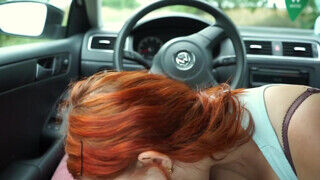 Amatőr tinédzser vörös hajú barinő a kocsiban cumizik - Erocenter.hu