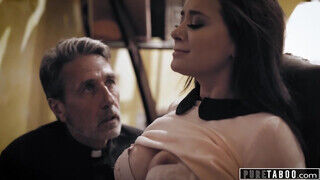Gia Paige szűk punciját a perverz pap Steve Holmes kúrja meg - Erocenter.hu