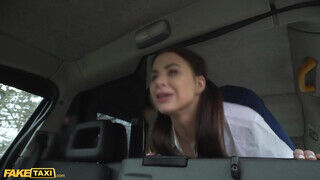 Jenny Doll a 18 éves tinédzser csajszika megszexelve a taxi hátsó ülésén - Erocenter.hu