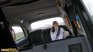 Jenny Doll a 18 éves tinédzser csajszika megszexelve a taxi hátsó ülésén - Erocenter.hu