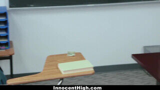 Izzy Bell a szemüveges kicsike csöcsű kéjhölgy bige a tanár előtt kufircol a padtársával
