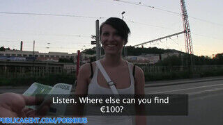 Emylia Argan a luvnya turista egy kicsike pénzért simán kupakol - Erocenter.hu