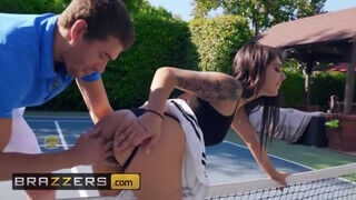 Gina Valentina a szőrös cunis fiatal bige a tenisz edzővel reszel - Erocenter.hu