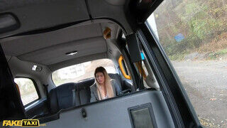 Macarena Lewis a nagyméretű keblű világos szőke dél amerikai gádzsi a taxiban szeretkezik - Erocenter.hu