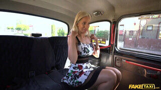 Emily Bright a csöcsös szöszi fiatal lotyó a taxiban kúrel - Erocenter.hu