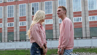 Nikki Hill az ukrán világos szőke tinédzser kiscsaj kamatyol az új pasijával - Erocenter.hu