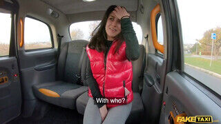 Shrima Malati az olasz fiatal lány a taxiban szeretkezik - Erocenter.hu