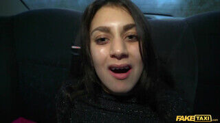Shrima Malati az olasz fiatal lány a taxiban szeretkezik - Erocenter.hu