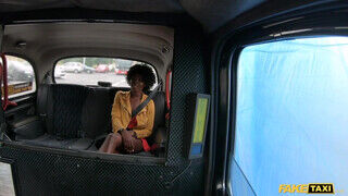 Zaawaadi az afroamerikai fiatal muff lovagol a faszon a taxiban - Erocenter.hu