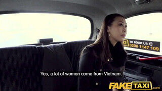 Sharon Lee a csöcsös ázsiai spiné pénz helyett inkább kamatyol a taxissal - Erocenter.hu