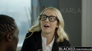 Karla Kush a szemüveges tinédzser picsa lyuka befogadja a hatalmas pöcst - Erocenter.hu