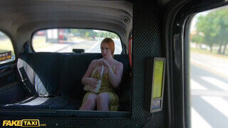 Kiara Lord a vörös hajú hatalmas didkós magyar fiatal a taxiban baszik - Erocenter.hu