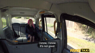 Roxy Lace a tinédzser pink hajú milf kinyalja a taxis segglyukát - Erocenter.hu