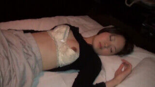 Tini bombázó kicsike cickós japán tinédzser szukát reszel a hapsija alvás közben - Erocenter.hu