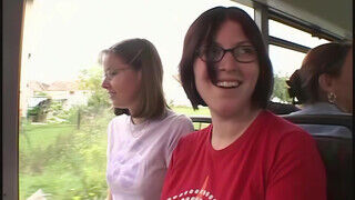 Laura Lion a gigantikus mellű tinédzser lány ánuszát a buszon kufircolják az utasok előtt - Erocenter.hu