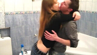 Felajzott amatőr 18 éves tinédzser pár a fürdőben hancúrozik - Erocenter.hu