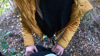 Tinédzser tinédzser barinő cidázza az erdőben a palija faszát - Erocenter.hu