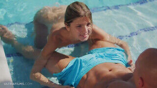Gina Gerson a kicsike csöcsű világos szőke orosz kisasszony a medence parton kamatyol - Erocenter.hu