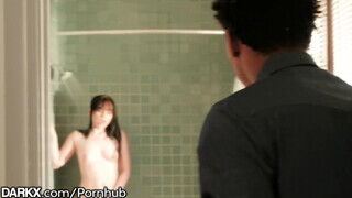 Sovány tinédzser fiatal csajszi a zuhany alatt baszik a nagyméretű farkú fekete pasijával - Erocenter.hu