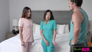 Lulu Chu és Xxlayna Marie a fiatal ápolók édeshármasban kúrnak a fószerrel - Erocenter.hu