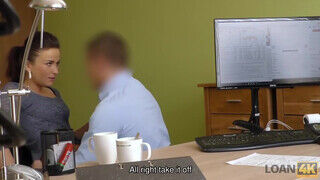 A főnök megkeféli a titkárnőt az irodába - Erocenter.hu