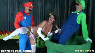 Szuper Mario és Luigi leteszteli a hatalmas cickós hercegnőt mielőtt megmentené