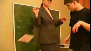 Perverz tanítónéni és a diák pali dug az osztályteremben - Erocenter.hu