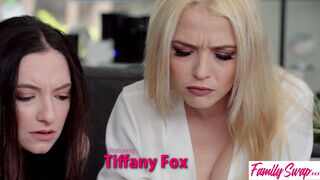 Tiffany Fox a szöszi luvnya tinédzser milf gruppen kefél a családdal - Erocenter.hu