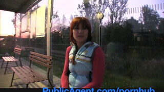 Lucy Bell a vörös hajú tinédzser leányzó a buszmegállóban szeretkezik egy pici pénzért - Erocenter.hu