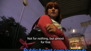 Lucy Bell a vörös hajú tinédzser leányzó a buszmegállóban szeretkezik egy pici pénzért - Erocenter.hu